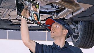 Remote Support bei der Wartung eines Fahrzeugs. (Bild: Ubimax)