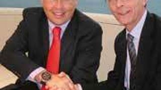 Deutsch-spanische Kooperation: Oliver Alonso (li.), Geschäftsführer von Domingo Alonso, und Michael Lamlé, Vorsitzender des VW/Audi-Händlerverbands (Archiv: Vogel Business Media)