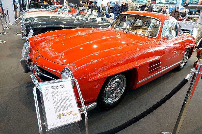 Doch die ortsansässigen Marken waren bei weitem in der Überzahl, wie diese eindrucksvolle SL-Parade am Stand des Restaurierers Kienle zeigt.  (Bild: Rosenow/»kfz-betrieb«)