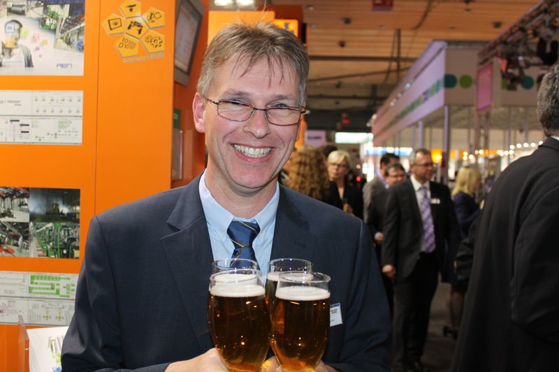 Am Dienstagabend wurde bei der Vogel Business Media am Messe-Stand in Halle 9 traditionell auf eine erfolgreiche Hannover Messe 2014 angestoßen. Gute Gespräche und Live-Musik von der Band „Famos“ sorgten bei den zahlreichen Standpartygästen für eine ausgelassene Stimmung. (Siegl/Vogel Business Media)