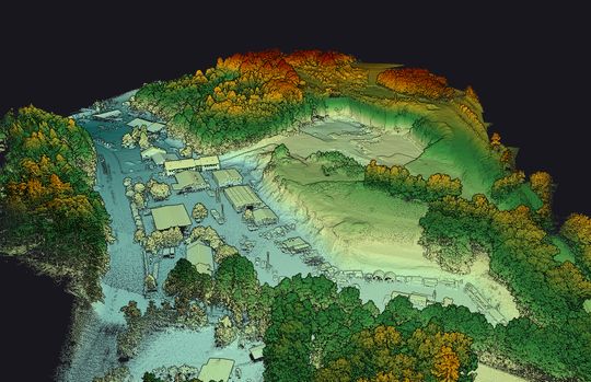 Farbcodierte LiDAR-Punktwolke. Die hohe Punktdichte ermöglicht eine exakte topografische Analyse, selbst unter Vegetation.(Bild:  Augel)