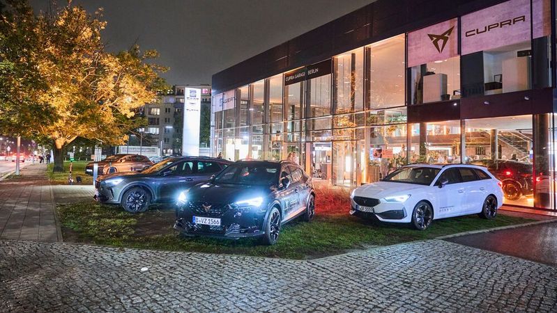 Die einstige Seat-Niederlassung in der Prenzlauer Promenade in Berlin-Pankow hat ihr Erscheinungsbild geändert – natürlich in eine Cupra Garage.(Bild:  Seat Deutschland/Joris Felix)