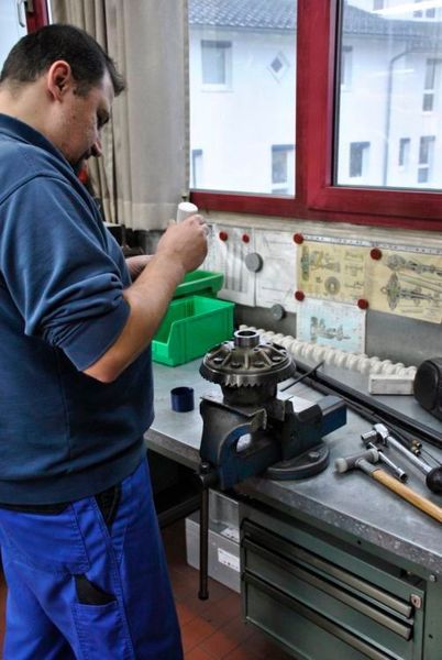 Mit Liebe zum Detail: Bei Kienle werden Achsantriebe nicht einfach nach dem Motto zusammengeschraubt „Hauptsache, sie laufen ruhig“. Sondern, wie es das Lehrbuch verlangt, so lange eingestellt, bis das Zahnflankentragbild genau dem entspricht, was Daimler-Benz einst als Sollvorgabe definierte. (Dominsky/»kfz-betrieb«)