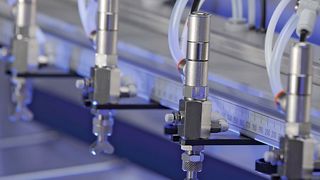 Produkte zur Bandbeölung sichern eine präzise Dosierung der Schmiermittel bei nahezu nebel­freiem Auftrag. Es können Werkstücke in beliebiger Breite beölt werden. (Werucon)