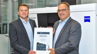 Johannes Kohl (Head of Medical; links) und Matthias Schneider (Sales Development Manager) halten die Urkunde in Händen: Zeiss Industrial Quality Solutions ist das 444. Mitglied von Technology Mountains e.V.  (Bild: Zeiss IQS)