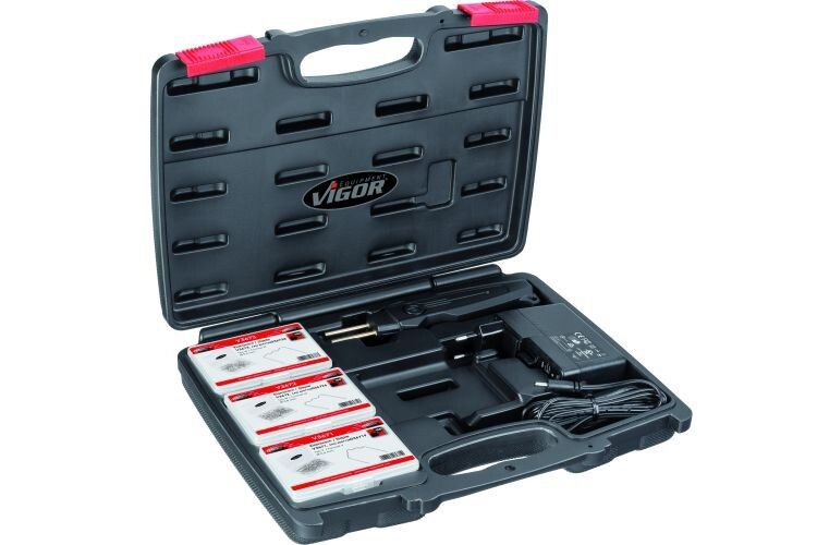 Mit dabei im Koffer sind drei 100er Klammerpäckchen, der Schweißer und das Netzteil. (Foto: Vigor)