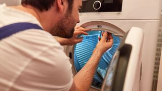 heimwerker-repariert-dichtung-am-waschetrockner-stockpack-adobe-stock-scaled (Quelle: Robert Kneschke-Adobe Stock)