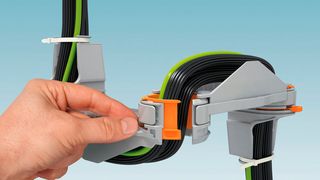 Die zum Patent angemeldeten Drehgelenke lassen sich werkzeuglos öffnen und schließen, sodass die Leitungen inklusive Stecker durch die Gelenke eingelegt oder nachgeführt werden können. (Phoenix Contact)