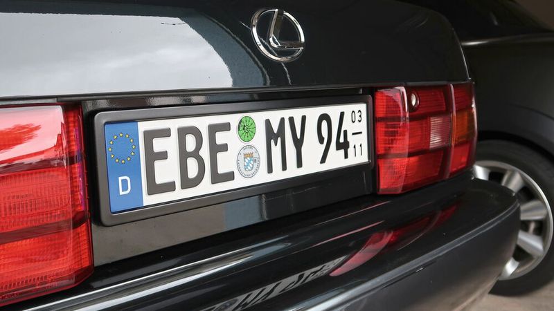 Kennzeichenbefestigung mit Rahmen aus Edelstahl, mattschwarz lackiert. Entspricht sie Paragraf 12, Absatz 5, FZV? Das Prüfzertifikat einer Sachverständigenorganisation sagt ja.(Bild:  Diehl – VCG)