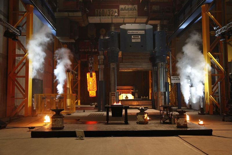 Zur Freiformschmiedepresse gehört ein Manipulator mit einer Tragkraft von 250 mt. Basis der Materialflusstechnik bei Buderus Edelstahl ist ein gleisloses Transportsystem für Blöcke bis 160 t. Bild: SMS Meer (Archiv: Vogel Business Media)