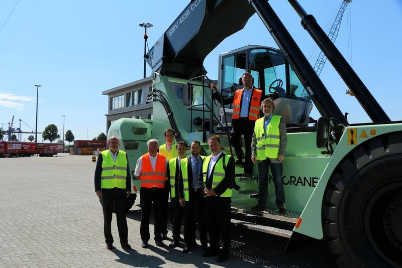 Das Team der am Projekt beteiligten Partner: Konecranes, Hans Lehmann KG und Jetschke Industriefahrzeuge. (Bild: Konecranes)