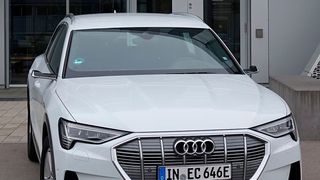 Bei Premiumautos wie dem Audi E-Tron dürfte die Wirtschaftlichkeit gegeben sein. Aber bei Kleinwagen? (Jan Rosenow/»kfz-betrieb«)