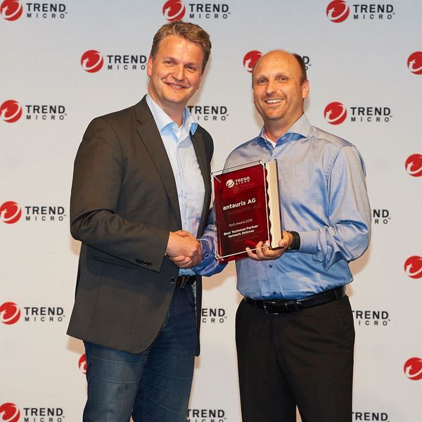 Best Technical Partner Network Defense 2015: Antauris. Verliehen wurde er an Erwin Leichter, Director Sales and Marketing bei Antauris, durch Kay Bandemer, Manager Technical Consulting bei Trend Micro. (Trend Micro)