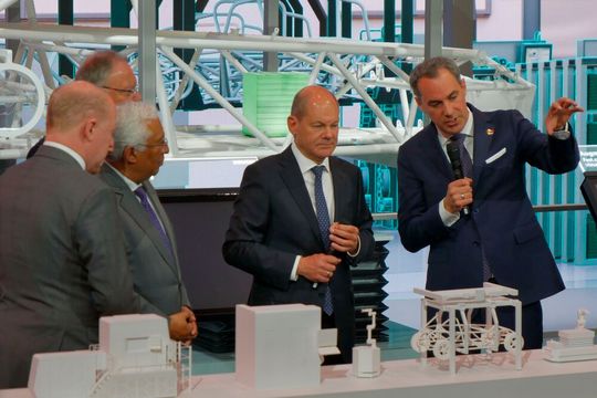 Siemens informierte Scholz und Costa über seine neuesten Projekte.(Bild:  Sandro Kipar)