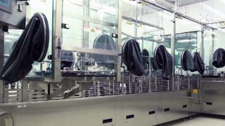 Damit jeder Handgriff aseptisch bleibt: Mit den Handschuheingriffen kann ein Mitarbeiter verschiedene Anlagenteile selbst umzurüsten. (Bild: Optima)