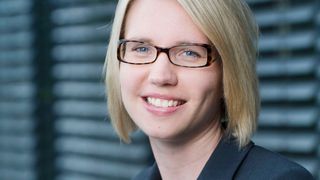 Dr. Eva Stüber vom Institut für Handelsforschung referiert auf den Autovertriebstagen 2017 über Multichannel-Marketing im Automobilhandel. (IFH Köln)