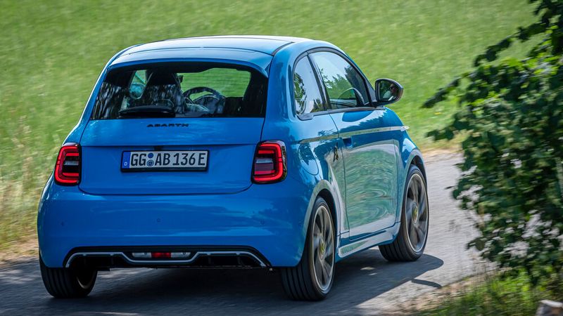 Kurvige Landstraßen machen im E-Abarth am meisten Spaß. (Bild: FCA/Abarth)