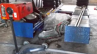 Normaler Wahnsinn: Kalibrierdiensleister, die „irgendwelche“ Flächen „irgendwie“ abnehmen, aber auch Werkstätten, die auf das Thema „Beleuchtung und Sicherheit“ pfeifen – beim Thema „Scheinwerferprüfplätze“ gibt es viel aufzuholen. (Bild: »kfz-betrieb«)