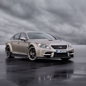 Auf der Essen Motor Show (1. bis 9.12.2012) feiert der Lexus TMG Sports 650 die Weltpremiere. Das Fahrzeug basiert auf dem LS 460 und ist mit einem 478 kW/650 PS starken V8-Motor samt Bi-Turboaufladung ausgerüstet.
