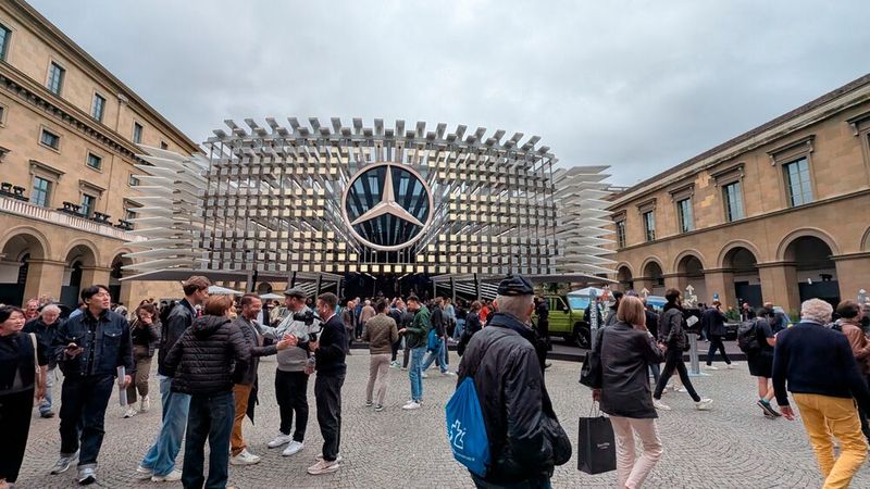 Mercedes-Benz lockte die Besucher in der Stadt mit einem überdimensionalen Kühlergrill an. (Bild: Mauritz – VCG)