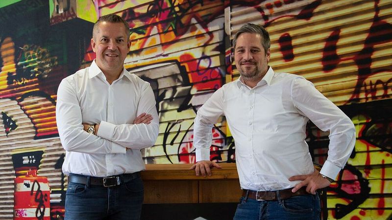 Teilen die gleichen Visionen: Michael Saitow (links), Gründer und CEO der Saitow AG und Sebastian Fischer, Gründer und Geschäftsführer von Autengo.(Bild:  Saitow)