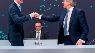 Auf der Hauptversammlung übergibt Joe Kaeser (rechts) seinen Platz an Roland Busch.  (Siemens AG)