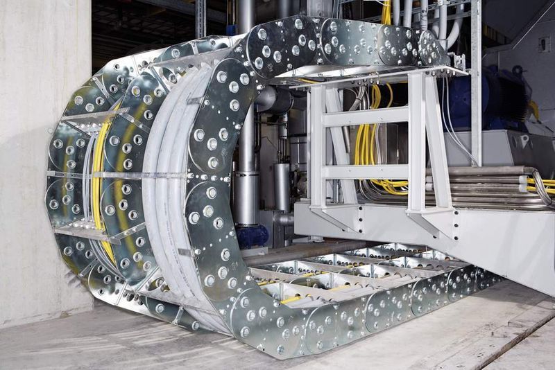 7 Die Mehrband-Energieführungsketten mit Lochstegen  ... bieten die Möglichkeit einer EMV-gerechten Anordnung der Energieleitungen. Diese Unterteilungen sorgen in der Praxis für ausreichende elektromagnetische Entkopplung. (Archiv: Vogel Business Media)