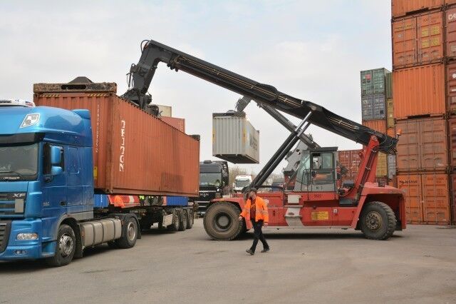 Eine typische Depot-Situation – die Fahrer bei DB IS kontrollieren vor der Einlagerung jeden Container auf Sauberkeit und Beschädigungen. (Bild: DB Intermodal Services)