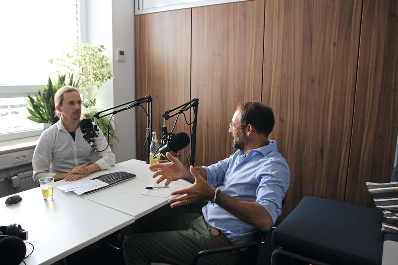 „Ich bin der Meinung, das Thema heißt Transparenz: Was will man erreichen? Was sind die relevanten Kriterien? Einigkeit über das Ziel und ein bisschen Mut sind gefragt!“ - Daniel Goebel, Sales Director Aftermarket, Compressor Solutions EMEA bei EagleBurgmann (r.) im Gespräch mit PROCESS-Redakteur Dominik Stephan. (Bild: PROCESS)