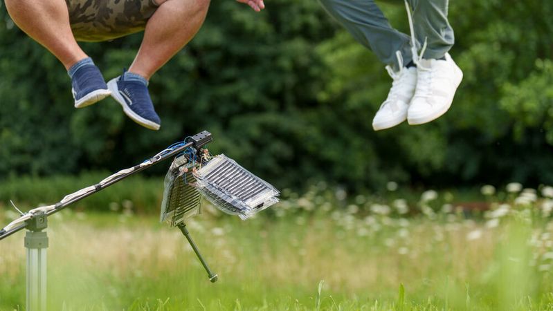 Das Roboterbein funktioniert nach dem gleichen Prinzip wie menschliche Beine beim Springen.(Bild:  MPI für Intelligente Systeme/Wolfram Scheible)