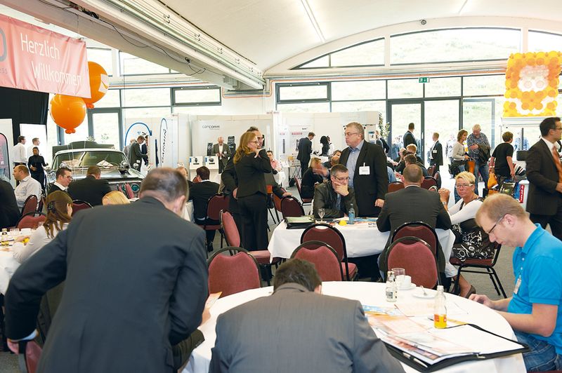 Intensive Gespräche in und vor der Messehalle (Archiv: Vogel Business Media)