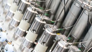 Das Füllsystem Modulfill HES wurde vom Einlauf über das Füllen und Verschließen bis hin zum Auslauf überarbeitet. Sicherheit, Bedienerfreundlichkeit, Platzersparnis und Hygiene stehen im Zentrum der Weiterentwicklung. (Bild: Krones AG)