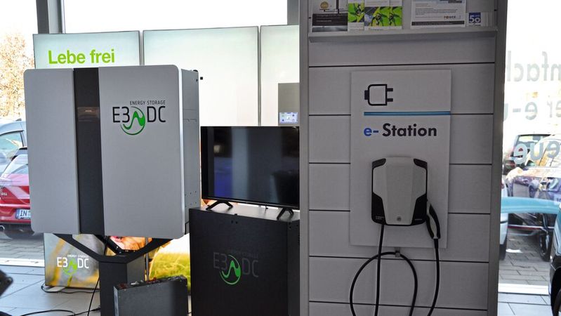 Durch die Kooperation mit einem Energieberater kann Hofmann & Wittmann seinen Kunden vom E-Auto über den  Carport mit Solarpaneelen bis hin zum Heizkraftwerk für das Eigenheim alles anbieten.(Bild:  Mauitz/»kfz-betrieb«)