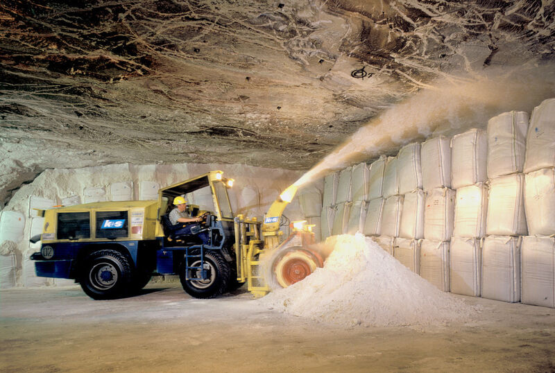 Beim Stapelversatz dienen Big-Bags mit Abfällen als ‚Bausteine‘. Die Verschleuderung der Lücken mit Salz sorgt für die Anbindung an das Gebirge. Bei der Verwertung unter Tage werden die stofflichen Eigenschaften der Abfälle genutzt, um einige ältere Grubenbereiche zu stützen. (Bild: K+S)