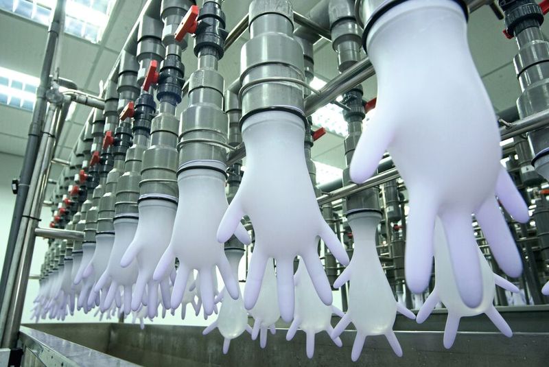 Ob in der Automobilindustrie zur Produktion von Reifen, in der Medizintechnik für die Herstellung von Latexhandschuhen oder in der Textilindustrie für elastische Fasern – der Rohstoff ist allgegenwärtig, solange er in größeren Volumina verarbeitet wird.  (Bild: CollinsChin)
