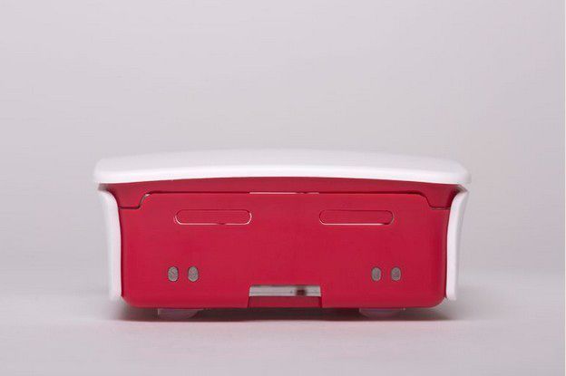 Gefälschtes Gehäuse für Raspberry Pi 2 und 3: Die chinesische Fälschung ist schlecht verarbeitet. Zudem ist das Gehäuse für zwei Modelle gedacht und weist daher zusätzliche Öffnungen und Aussparungen, etwa die Ovale im oberen Gehäusedrittel, auf.   (Bild: raspberrypi.org)