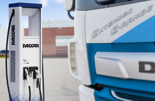 Eine Fraunhofer-Studie, die mithilfe des Open Source Tools namens Chalet von Amazon durchgeführt wurde, gibt nun Antworten dazu, wieviele Ladestationen der reibungslose Transportverkehr mit E-Lkw in Europa braucht und wo diese am besten stehen sollten.(Bild:  DAF Trucks)