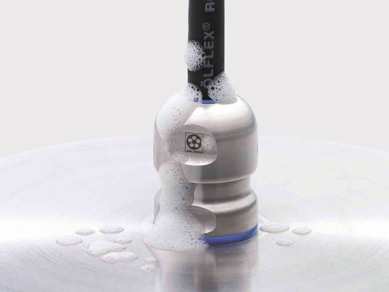 Spezialisierte, eigens entwickelte Verkabelungslösungen wie die Skintop Hygienic und Ölflex Robust von Lapp sind auf knifflige Anforderungen ausgelegt. (Bild: Lapp)