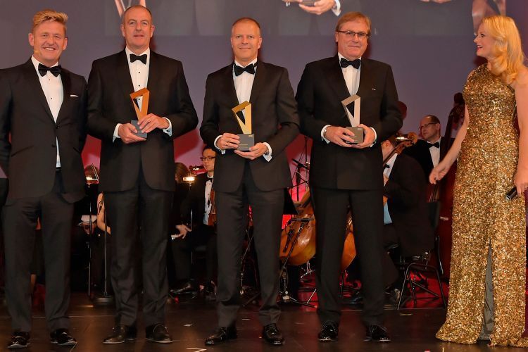 Nahmen einen Top-Award mit nach Hause: Nicholas J. Dunning (Gottfried Schultz GmbH & Co. KG, 2.v.l.), Frank Brecht (stellvertretend für Steffen Hahn, Hahn Automobil Holding GmbH & Co. KG, m.) und Uwe Feser (Feser, Graf & Co. Automobil Holding GmbH). (Foto: Audi)