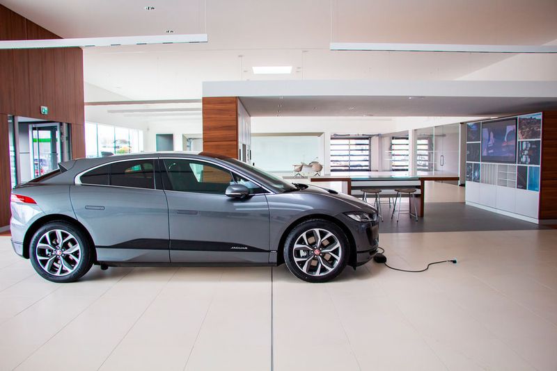 Der i-Pace steht schon einmal im neuen Showroom. Die weiteren Modelle folgen in den kommenden Tagen. (Premium Cars Rosenheim)