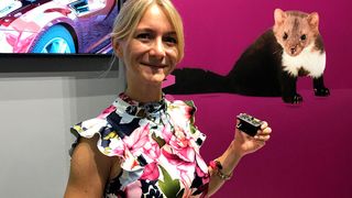 Sari Melcher von Stop & Go zeigt die neueste Generation des Marderabwehrsystems: die Hochspannungsplatten lassen sich zusammenklappen und so besonders einfach montieren. (Bild: Rosenow/»kfz-betrieb«)