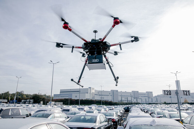 Nach der Fertigung: Drohnen überfliegen die Fahrzeugversandflächen und erkennen mittels RFID-Technologie die jeweiligen Fahrzeuge; GPS-Daten verraten deren Standort. (Audi)