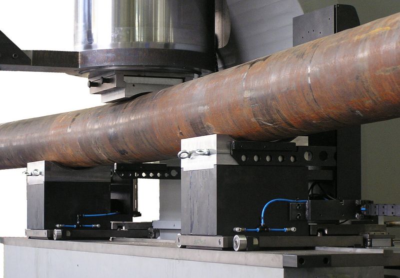 Trotz der hohen Kräfte korrigiert die neue Großteil-Richtanlage von MAE Krümmungen feinfühlig auf unter 0,1 mm Abweichung. (Bild: MAE Götzen)
