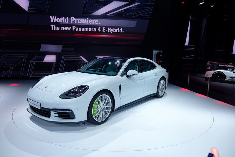 Auch die VW-Tochter Porsche treibt die Elektrifizierung voran. Allerdings noch mittels Hybrid. Dafür steht der neue Panamera 4 E-Hybrid. (Christian Otto/Automobil Industrie)