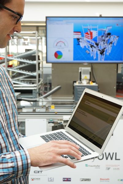 Semantics4Automation: Das Assistenzsystem wird an der Modellanlage der SmartFactoryOWL der Fraunhofer-Gesellschaft und Hochschule OWL getestet. (Bild: inIT)