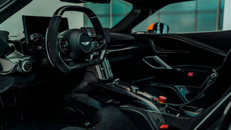 Das Angebot an individuellen Details, Farben, Dekorleisten, Nähten, Werkstoffen und Oberflächen ist gefühlt unendlich groß. (Bild: Aston Martin)