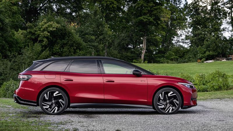 Wie ein Elektroauto sieht der fast fünf Meter lange ID 7 GTX Kombi eigentlich nicht aus (Bild: VW)