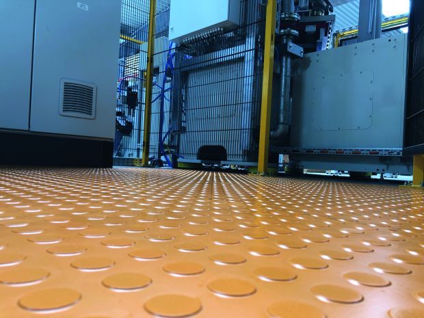 Auch in der Industrie werden Böden aus recycelten Altreifen eingesetzt. (Bild: MRH)