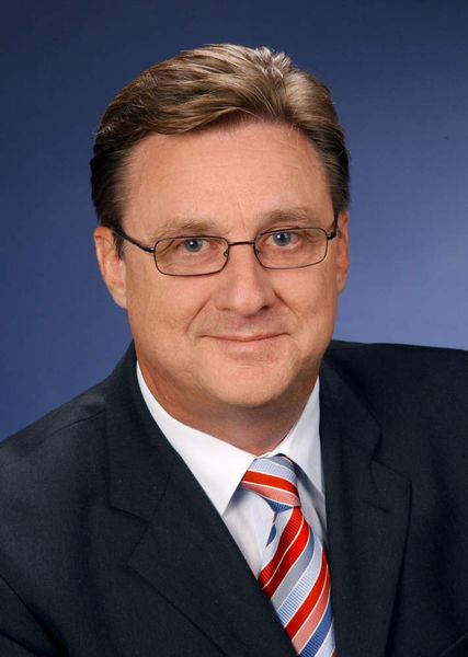 Autor Dr. Joachim Schneider ist Mitglied des Vorstands der ABB AG, Mannheim und Vorsitzender des Fachverbands Energietechnik im ZVEI. (Archiv: Vogel Business Media)