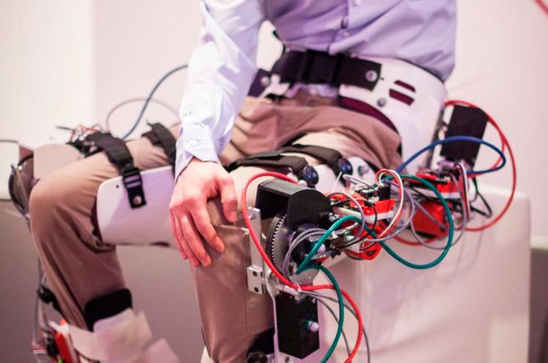Wissenschaftler haben mithilfe von 3D-Scannern und 3D-Druckern ein mit verstellbaren Orthesen ausgestattetes, unterstützendes Exoskelett mit Antrieb entwickelt.  (Bild: Artec)
